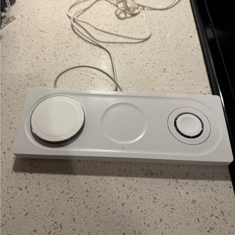 Belkin BOOSTCHARGE PRO 3-in-1 Wireless Charging Pad with MagSafe - White - Picture 7 of 11